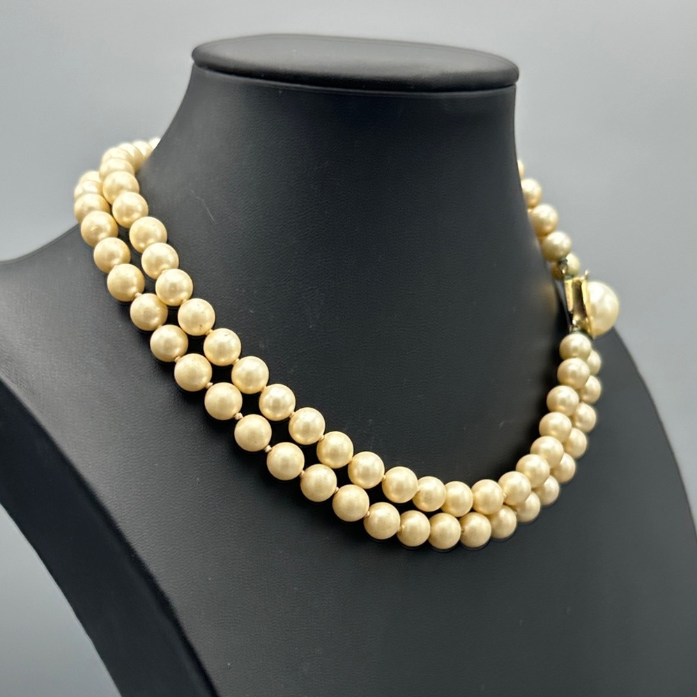 Elegant Cream Glass Beaded Necklace - Picture 2 of 4